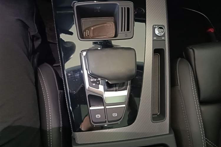 Used Audi Q5L 2022 Updated 45T Luxury Dynamic Version Gear Lever