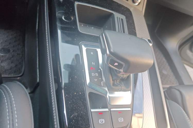 Used Audi Q5L 2022 40T Fashionable and Dynamic Model Gear Lever