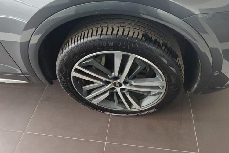 Used Audi Q5L 2022 Updated 45T Luxury Dynamic Version Right Front Wheel Hub