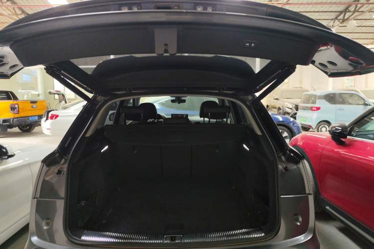 Used Audi Q5L 2022 40T Luxury Dynamic Model Trunk