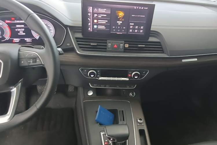 Used Audi Q5L 2022 40T Fashionable and Elegant Model Audio And AC Panel