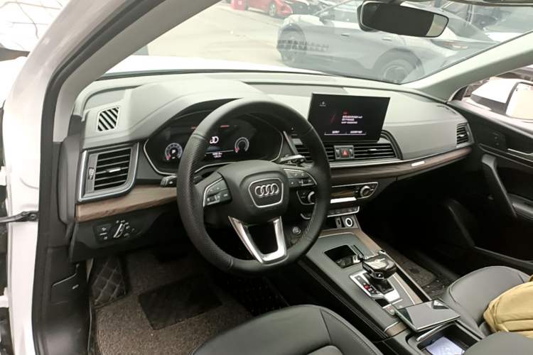Used Audi Q5L 2022 40T Luxury Elegant Model Center Console