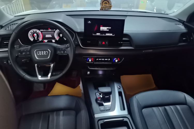 Used Audi Q5L 2022 40T Fashionable and Elegant Model Center Console
