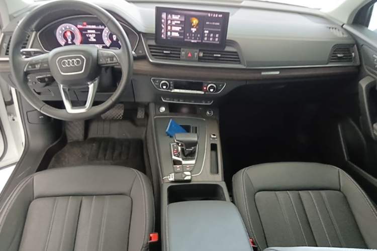 Used Audi Q5L 2022 40T Fashionable and Elegant Model Center Console