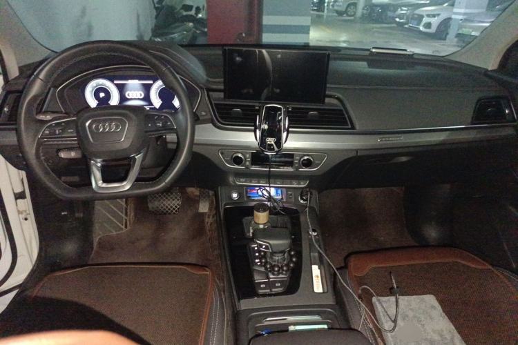 Used Audi Q5L 2022 40T Fashionable and Elegant Model Center Console