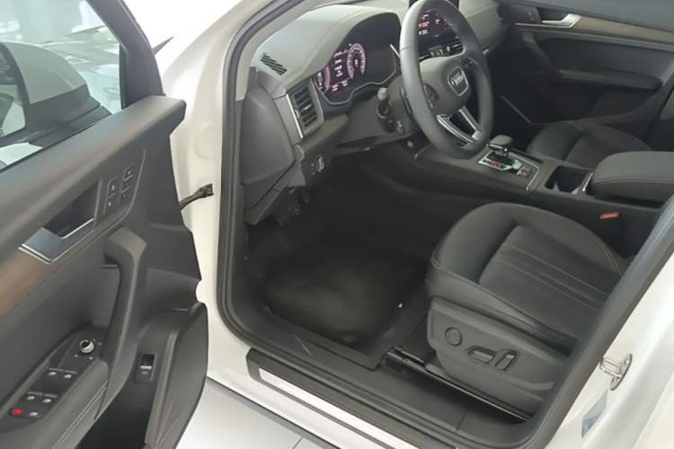 Used Audi Q5L 2022 40T Fashionable and Elegant Model Driver Seat