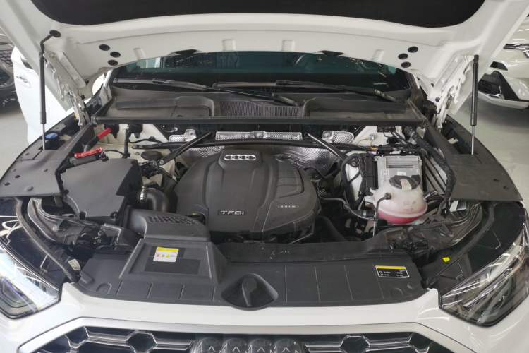 Used Audi Q5L 2022 40T Fashionable and Dynamic Model Engine Bay