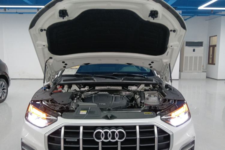 Used Audi Q5L 2022 40T Fashionable and Elegant Model Engine Bay