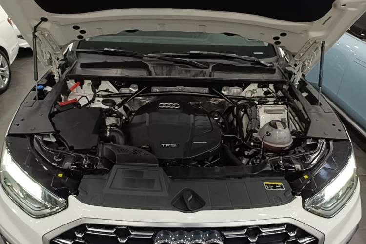 Used Audi Q5L 2022 40T Luxury Dynamic Model Engine Bay