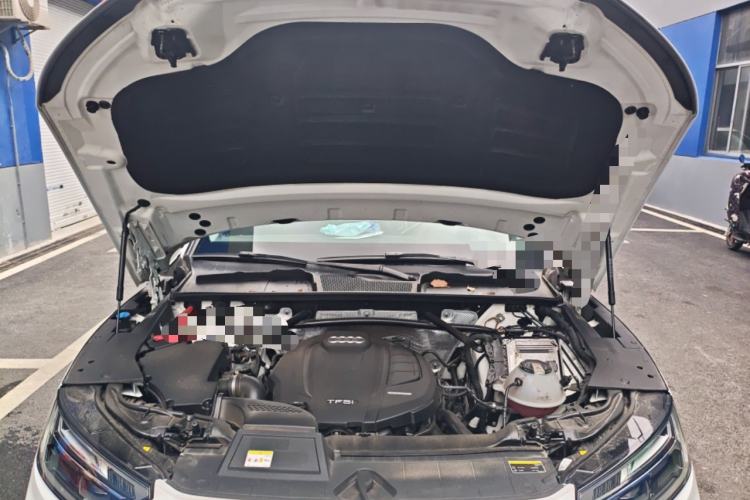 Used Audi Q5L 2022 40T Fashionable and Elegant Model Engine Bay