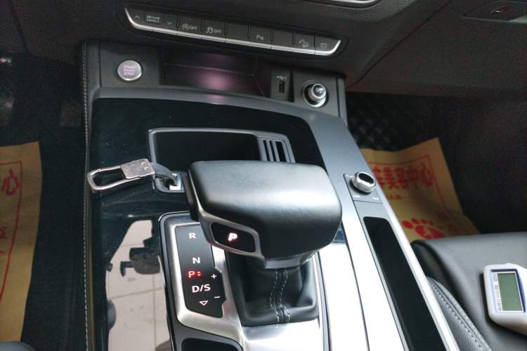 Used Audi Q5L 2022 40T Fashionable and Dynamic Model Gear Lever