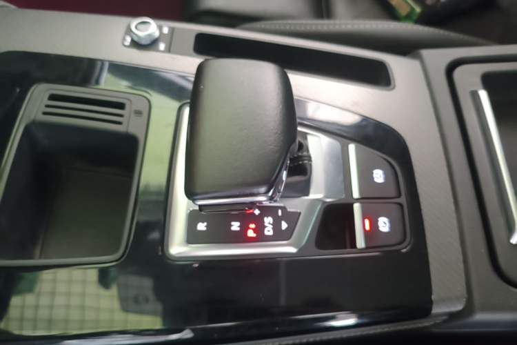 Used Audi Q5L 2022 Updated 40T Luxury Dynamic Edition Gear Lever