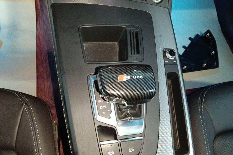Used Audi Q5L 2022 40T Fashionable and Elegant Model Gear Lever