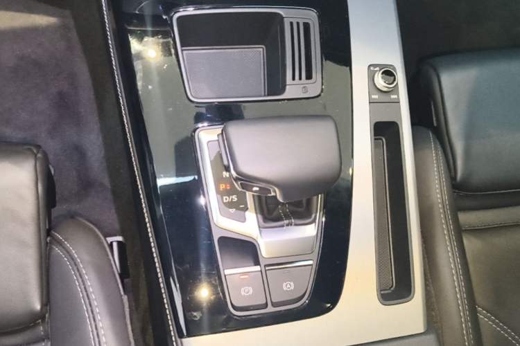 Used Audi Q5L 2022 40T Fashionable and Dynamic Model Gear Lever