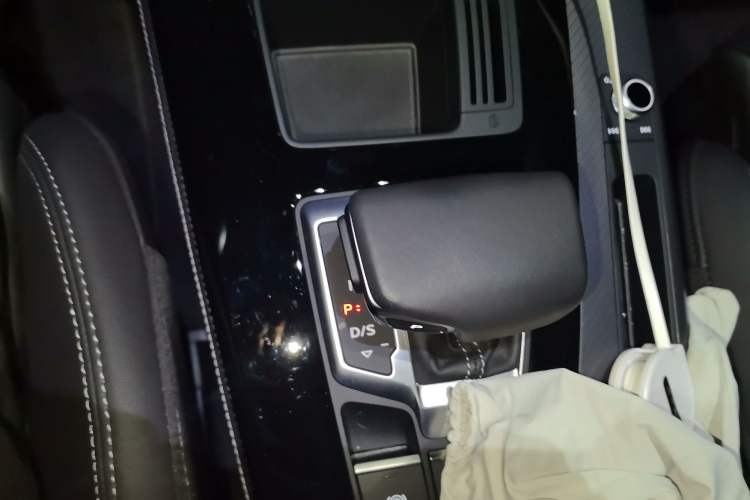 Used Audi Q5L 2022 40T Luxury Dynamic Model Gear Lever