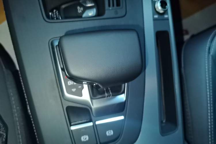 Used Audi Q5L 2022 40T Fashionable and Elegant Model Gear Lever