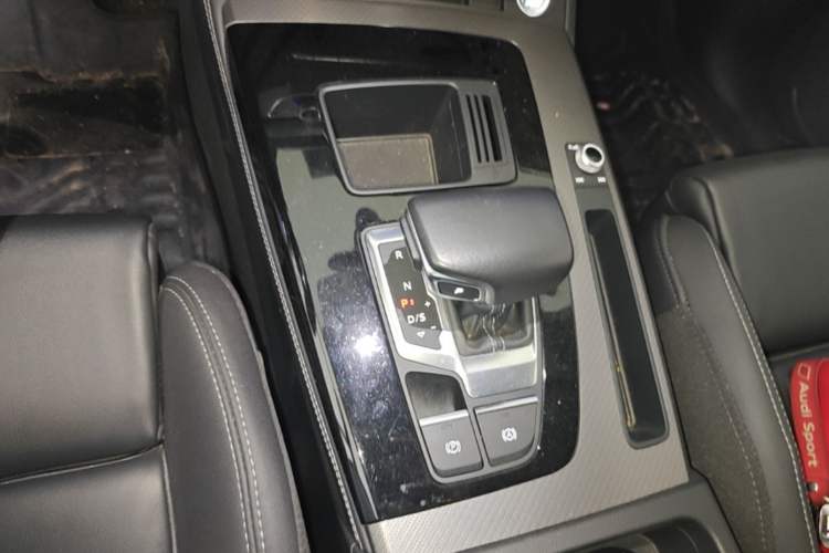 Used Audi Q5L 2022 40T Luxury Dynamic Model Gear Lever