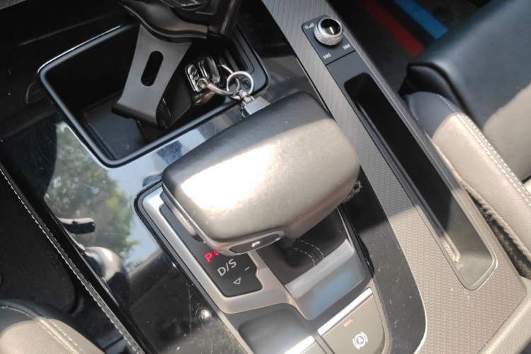 Used Audi Q5L 2022 40T Luxury Dynamic Model Gear Lever