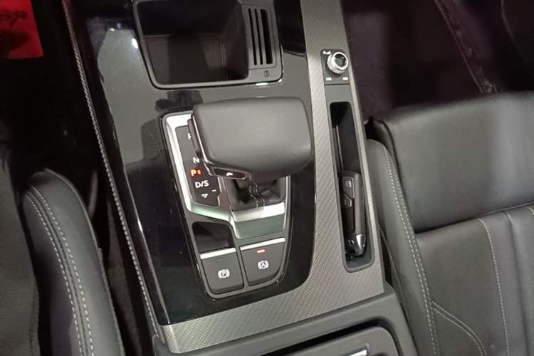 Used Audi Q5L 2022 40T Luxury Dynamic Model Gear Lever
