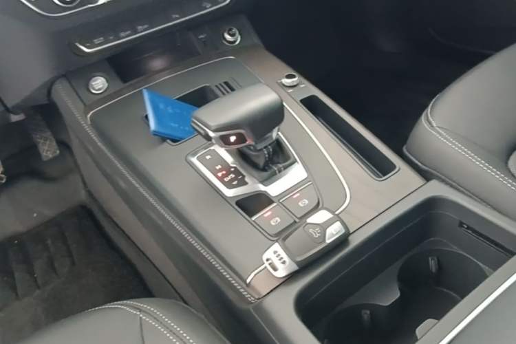 Used Audi Q5L 2022 40T Fashionable and Elegant Model Gear Lever