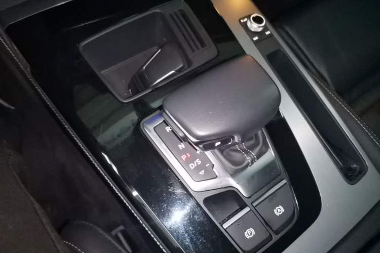 Used Audi Q5L 2022 40T Fashionable and Dynamic Model Gear Lever