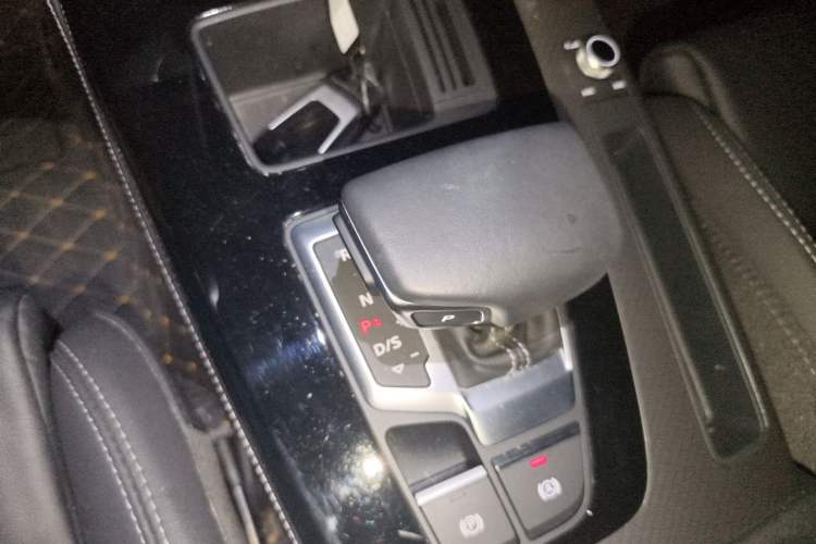 Used Audi Q5L 2022 40T Luxury Dynamic Model Gear Lever