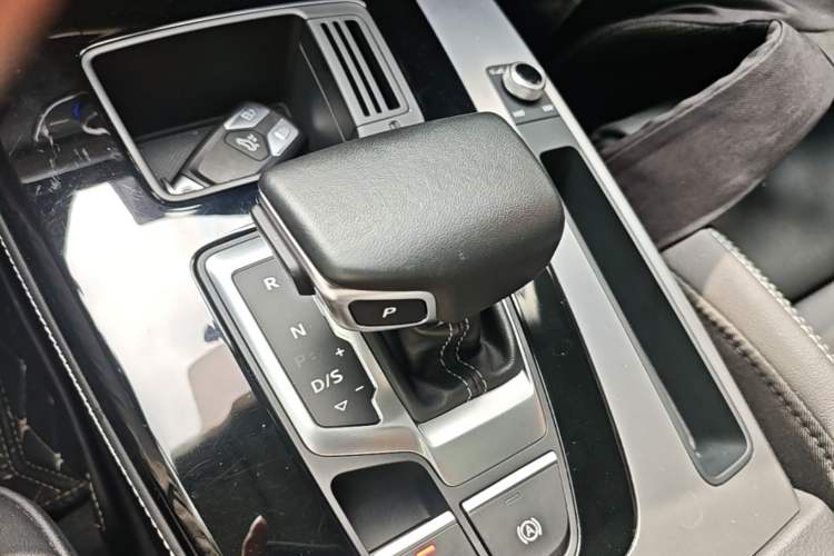 Used Audi Q5L 2022 40T Fashionable and Dynamic Model Gear Lever