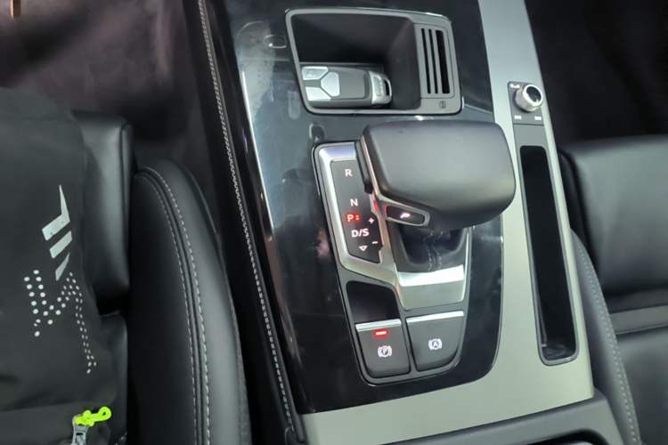 Used Audi Q5L 2022 40T Fashionable and Dynamic Model Gear Lever