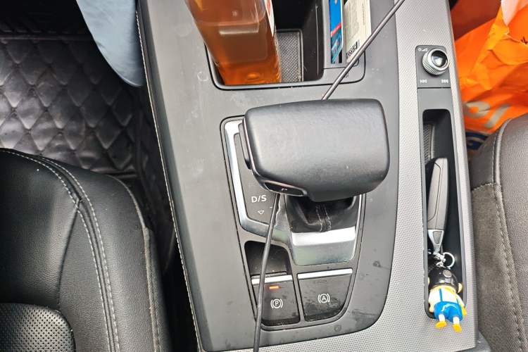 Used Audi Q5L 2022 40T Fashionable and Elegant Model Gear Lever