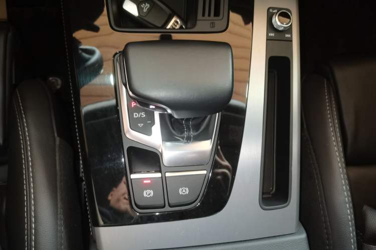 Used Audi Q5L 2022 40T Fashionable and Dynamic Model Gear Lever