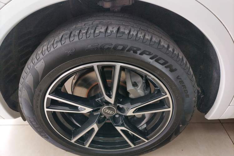 Used Audi Q5L 2022 40T Fashionable and Dynamic Model Left Front Wheel Hub
