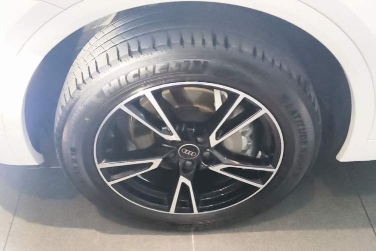 Used Audi Q5L 2022 40T Fashionable and Dynamic Model Left Front Wheel Hub
