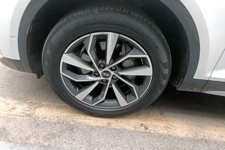 Used Audi Q5L 2022 40T Luxury Elegant Model Left Front Wheel Hub