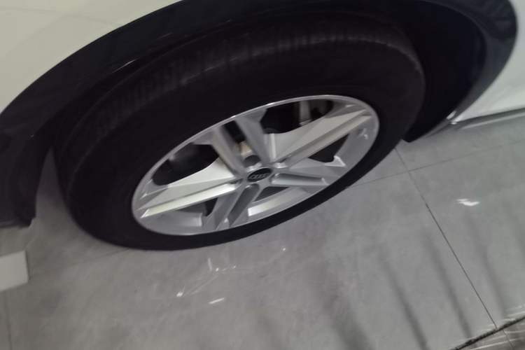 Used Audi Q5L 2022 40T Fashionable and Elegant Model Left Front Wheel Hub