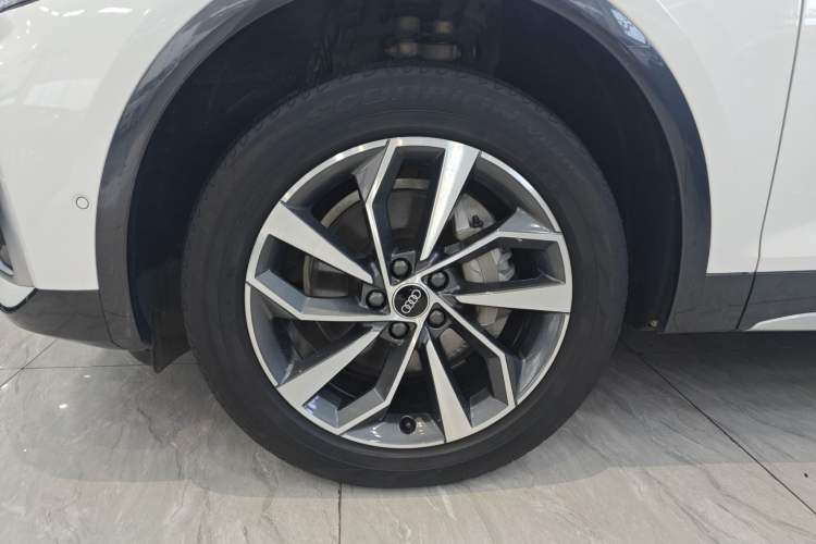 Used Audi Q5L 2022 40T Luxury Elegant Model Left Front Wheel Hub