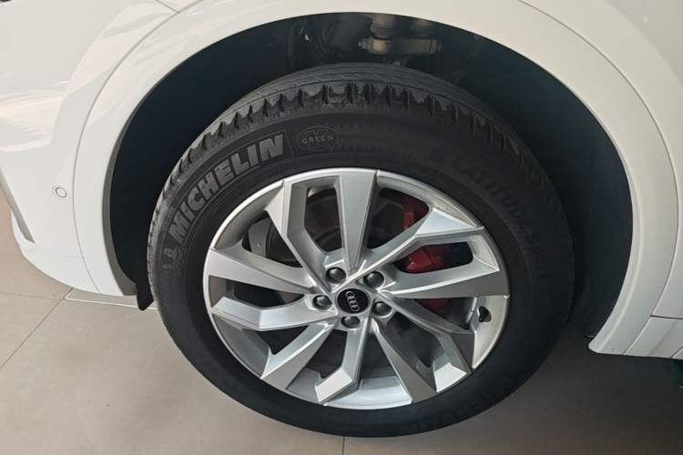 Used Audi Q5L 2022 Updated 40T Luxury Dynamic Edition Left Front Wheel Hub