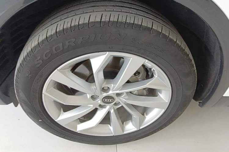 Used Audi Q5L 2022 40T Fashionable and Elegant Model Left Front Wheel Hub