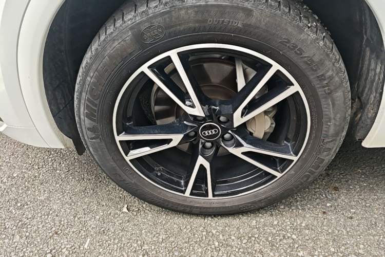 Used Audi Q5L 2022 40T Fashionable and Dynamic Model Left Front Wheel Hub