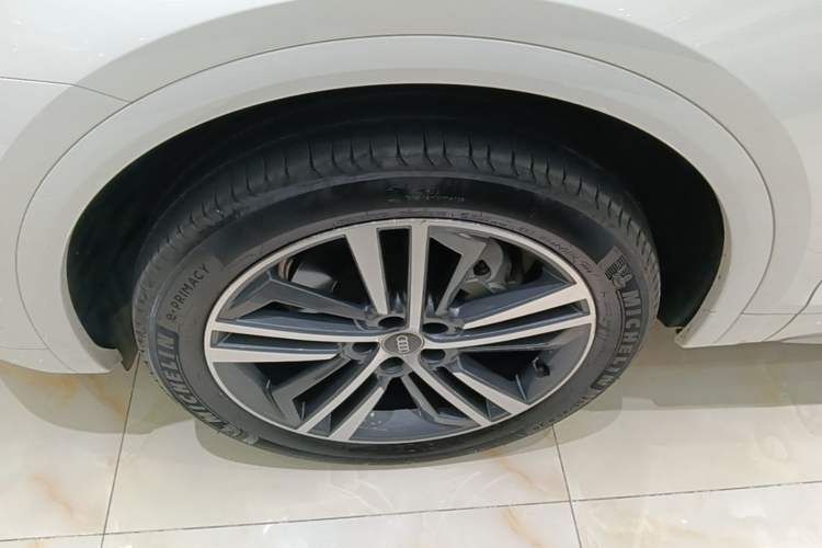 Used Audi Q5L 2022 40T Fashionable and Dynamic Model Left Front Wheel Hub