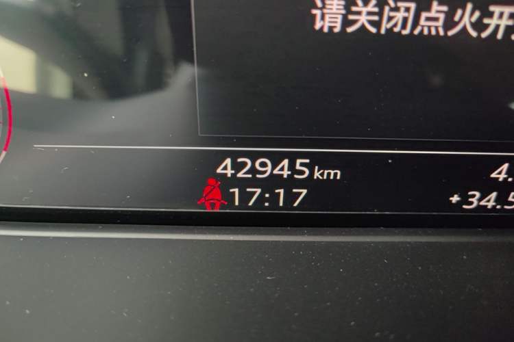 Used Audi Q5L 2022 45T Luxury Dynamic Model Odometer Close Up
