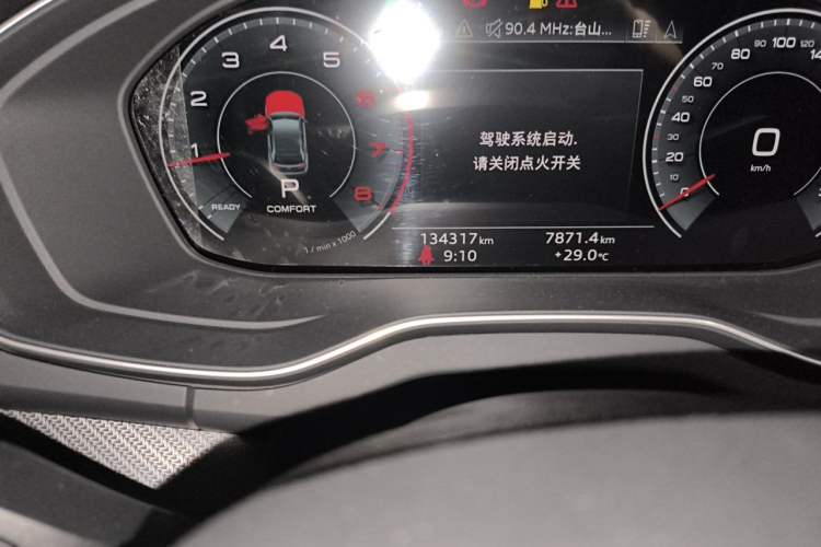 Used Audi Q5L 2022 40T Luxury Dynamic Model Odometer Close Up