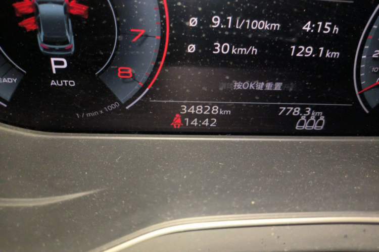 Used Audi Q5L 2022 40T Luxury Dynamic Model Odometer Close Up