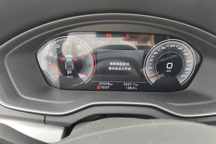 Used Audi Q5L 2022 40T Fashionable and Dynamic Model Odometer Close Up