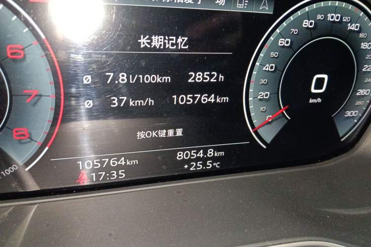 Used Audi Q5L 2022 40T Luxury Dynamic Model Odometer Close Up