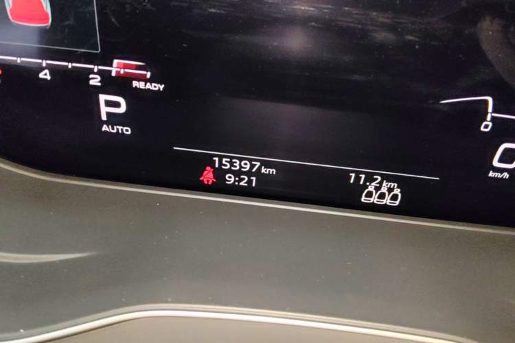Used Audi Q5L 2022 40T Luxury Dynamic Model Odometer Close Up