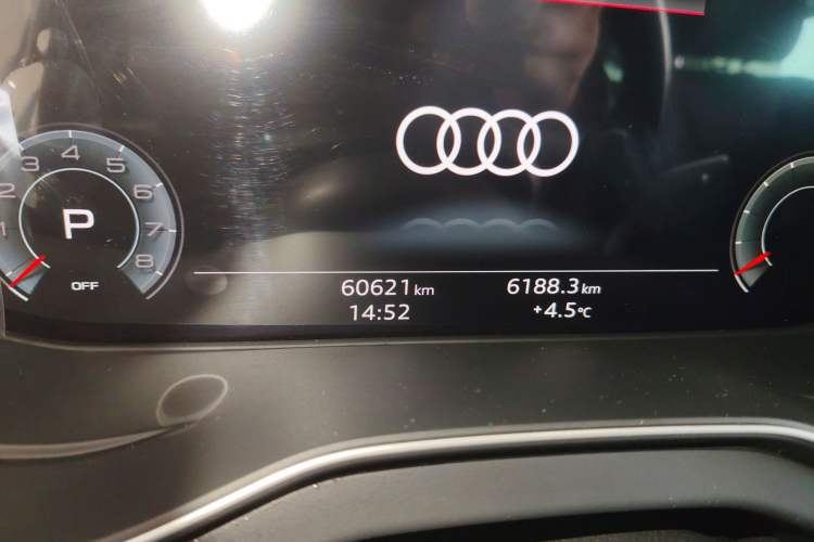 Used Audi Q5L 2022 40T Luxury Dynamic Model Odometer Close Up