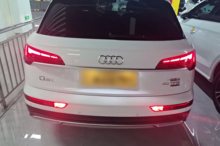 Used Audi Q5L 2022 40T Fashionable and Elegant Model Rear
