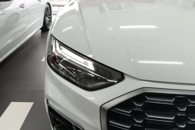 Used Audi Q5L 2022 40T Fashionable and Dynamic Model Right Front Headlight