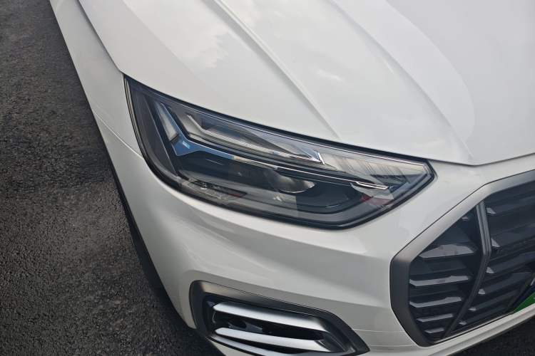 Used Audi Q5L 2022 40T Fashionable and Elegant Model Right Front Headlight