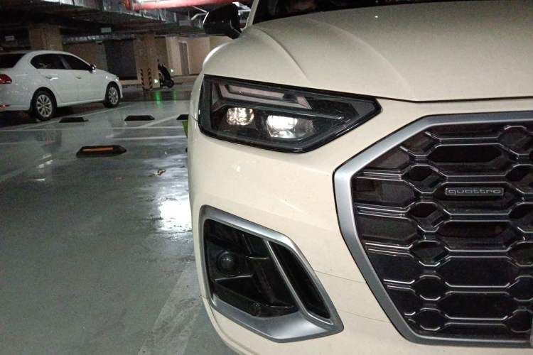 Used Audi Q5L 2022 40T Fashionable and Dynamic Model Right Front Headlight